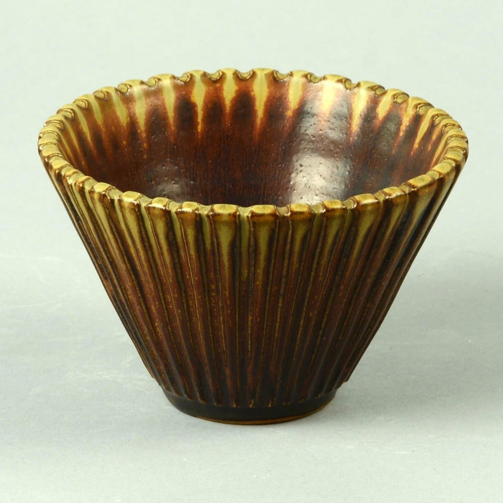 Fluted bowl with brown glaze by Arne Bang A1212 - Freeforms