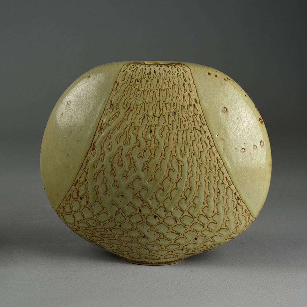 Gotlind Weigel, flattened round vase E7322 - Freeforms