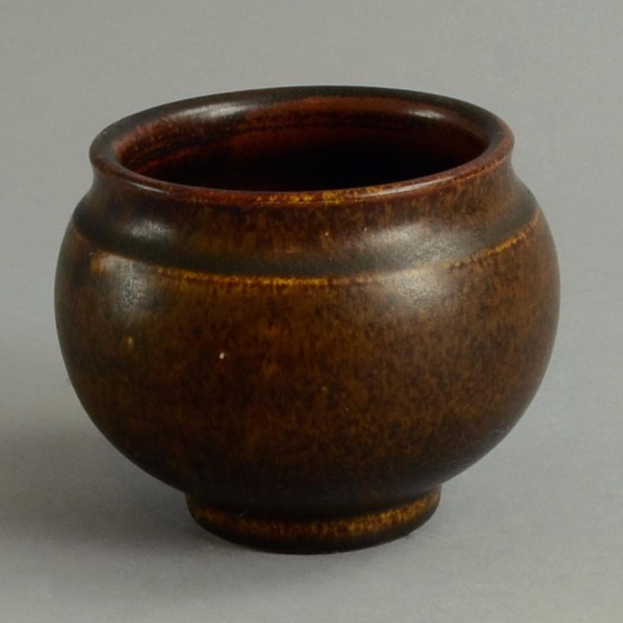 Stoneware bowl with matte brown glaze by Antje Brüggemann-Breckwoldt N8274 - Freeforms